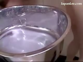 Aziatike lassie duke dhe squirting enemas vibrators në bythë në the dush tub