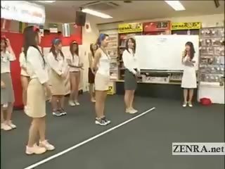 Japon employees jouer une jeu avec couilles et collants