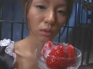 Lahodný asijské dospívající vyrobený jídla strawberries s spermie víko