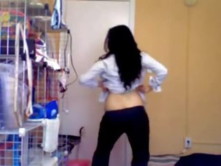 Asiatique jeune femme danse et décapage sur webcam