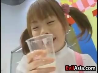 Kotor asia muda pacar perempuan menikmati air mani