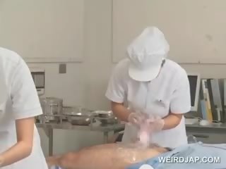 Azjatyckie pielęgniarki siorbanie sperma na zewnątrz z załadowany wały w grupa