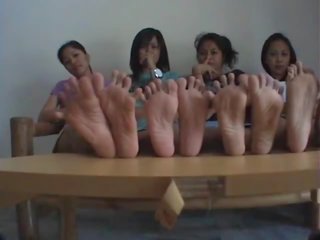 4 lányok széles lábujj terpesztés